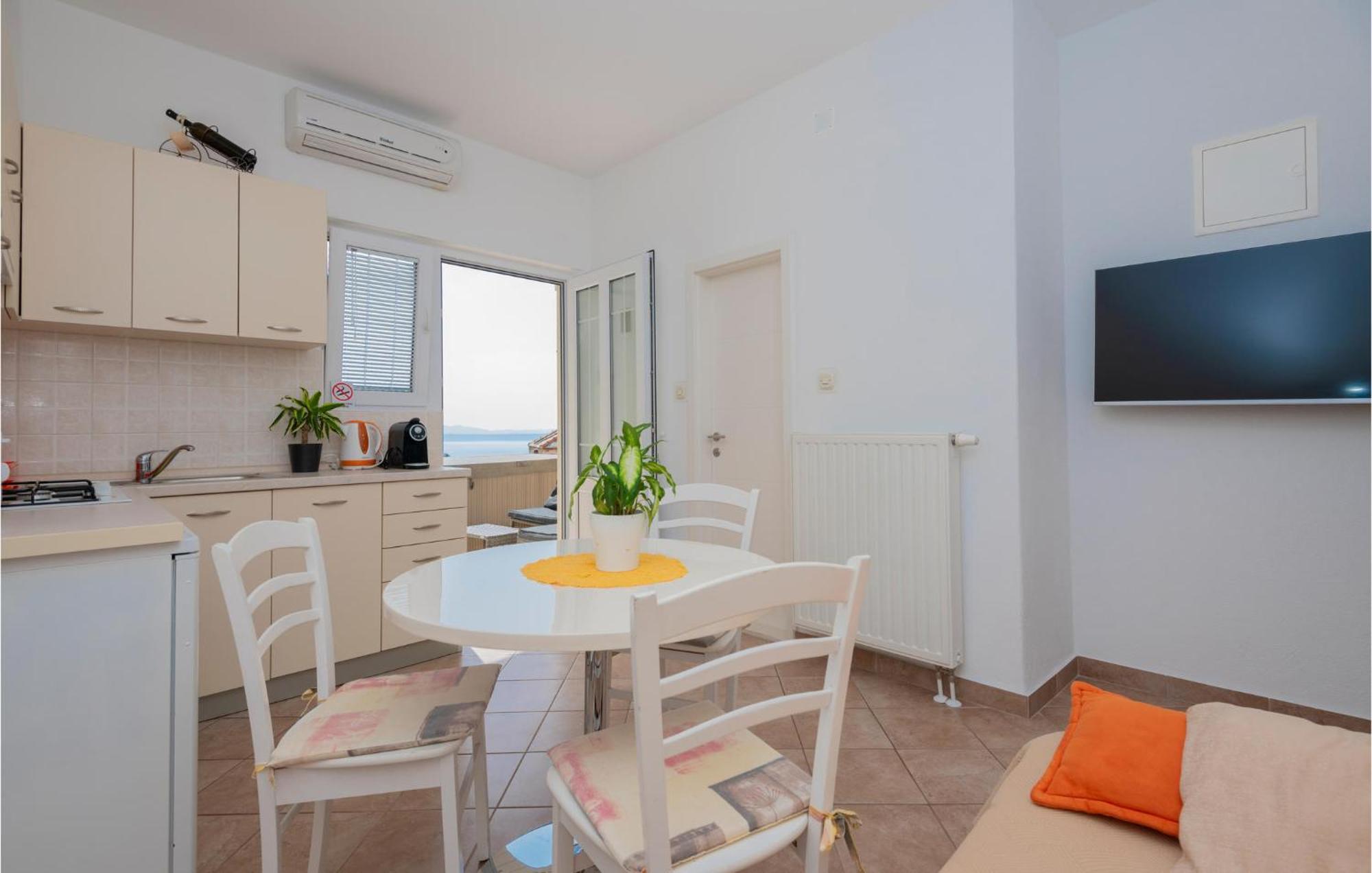 Cozy Home In Makarska With Kitchen Dovolenkový dom *