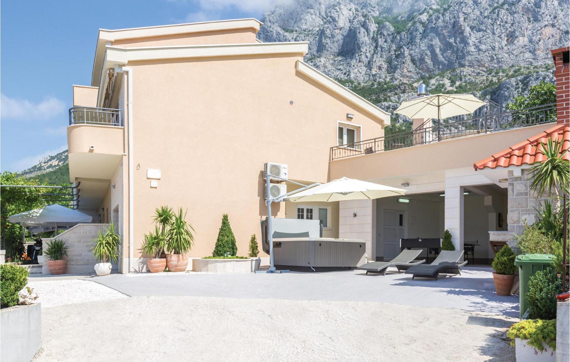 Cozy Home In Makarska With Kitchen *